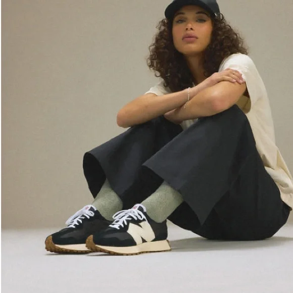 New Balance 327 Black Sneakers - Picture 15 of 15